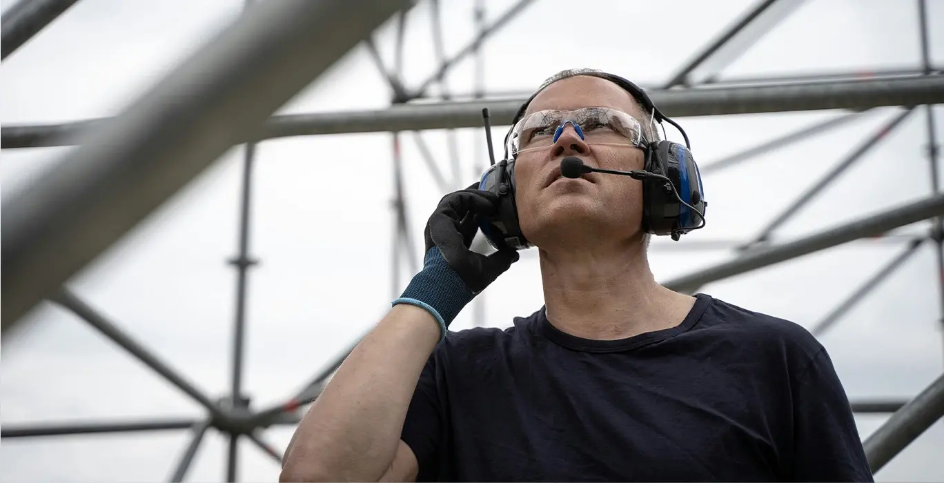 Bügelbrillen vs. Vollsichtbrillen: Was ist der beste Augenschutz bei der Arbeit?