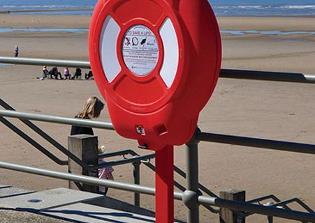 Hochwertige Rettungsweste für maximale Sicherheit beim Bootfahren auf offenen Gewässern, stabiler Rettungsring am Steg für schnelle Hilfe bei Notfällen im Wasser, bunte Schwimmhilfe für Kinder für sicheren Wasserspass im Pool oder am See, Rettungsschwimme