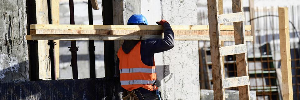 UV-Schutz am Arbeitsplatz: Wichtige Massnahmen für sichere Arbeitsbedingungen bei Sonneneinstrahlung, Persönliche Schutzausrüstung (PSA) für effektiven Schutz vor UV-Strahlung, Sonnenschutz am Arbeitsplatz: Tipps und Produkte für den richtigen Schutz vor 