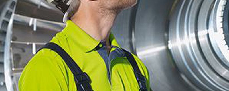 Schutzkleidung für Elektrotechniker bei der Arbeit – Sicherheitskleidung für Elektroinstallation, Flammschutzkleidung zum Schutz vor Störlichtbögen und Hitze, elektrische Isolierung für Sicherheit bei Arbeiten an Stromquellen, Schutz vor Stromschlägen und